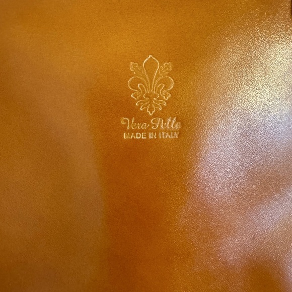 Vera Pelle Crossbody, Sling bag. Long Strap Color: Carmel Soft made in Italy. - Picture 3 of 16